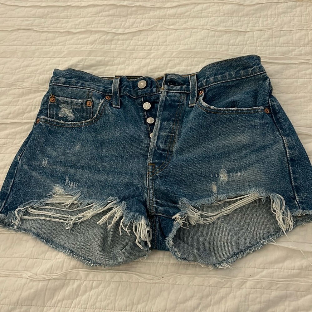 Brand new with tag, never worn! Levi’s 501 jeans short in medium wash!